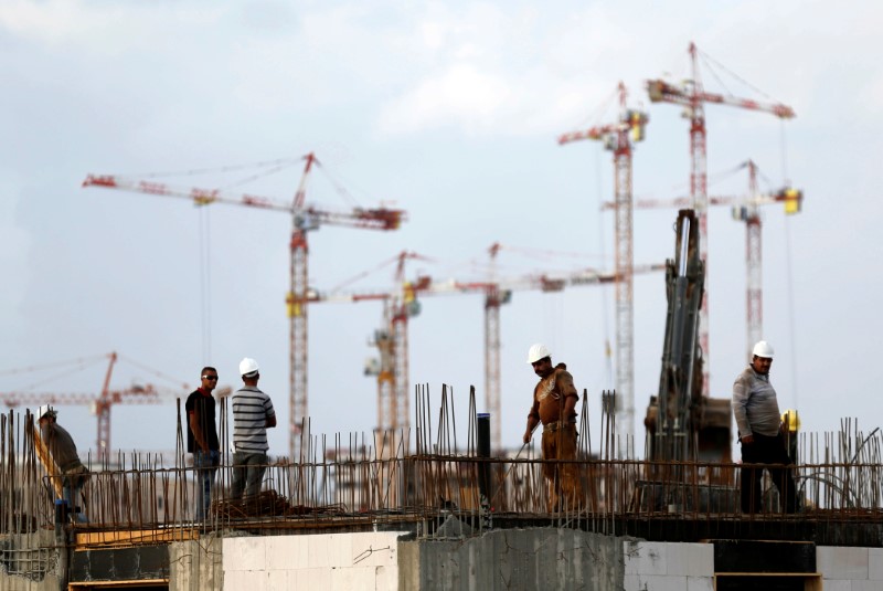 © Reuters. Labourers work at a construction site in the new neighbourhood of Carmei Gat in the southern Israeli city of Kiryat Gat