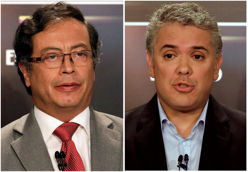 © Reuters. Colombia elige presidente, dividida sobre el futuro del proceso de paz y de la economía