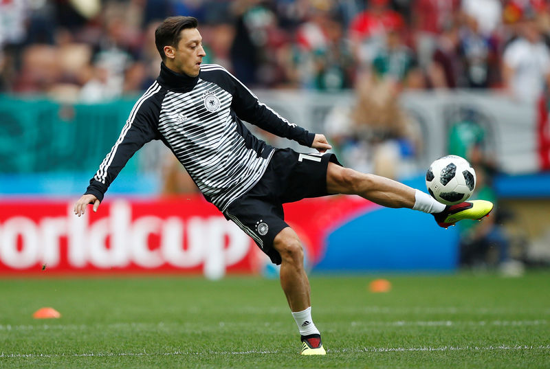 © Reuters. أوزيل أساسيا مع ألمانيا أمام المكسيك