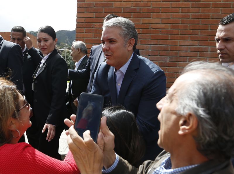 © Reuters. Presidential candidate Duque with supporters after casting his vote during the second round of the presidential election in Bogota