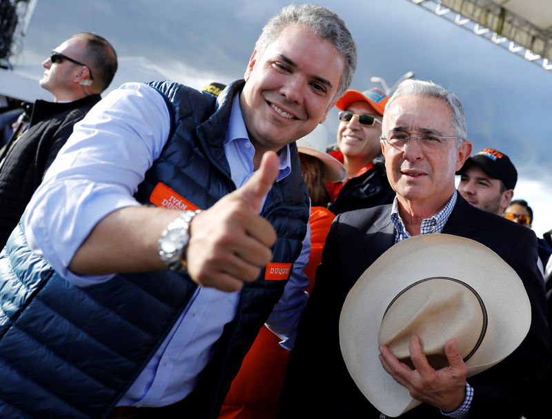 © Reuters. Imagen de archivo del expresidente de Colombia Alvaro Uribe (derecha) y el entonces candidato derechista Iván Duque posando durante un acto de campaña en Bogotá