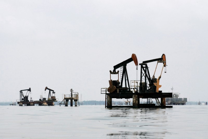 © Reuters. Oil pumps are seen in Lake Maracaibo, in Lagunillas, Ciudad Ojeda, in the state of Zulia, Venezuela