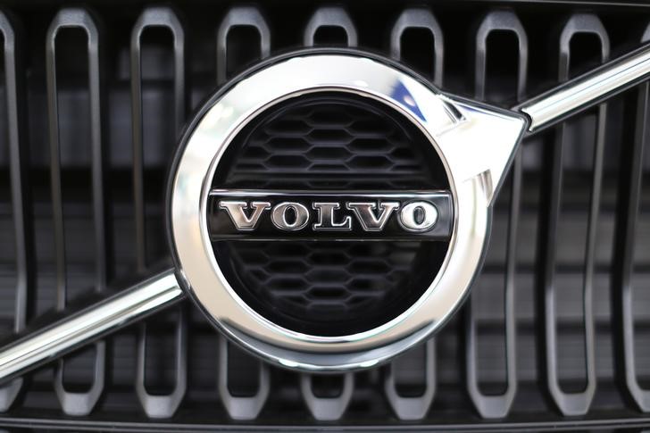 © Reuters. The logo of Volvo is seen on the front grill of a Volvo XC40 SUV displayed at a Volvo showroom in Mexico City