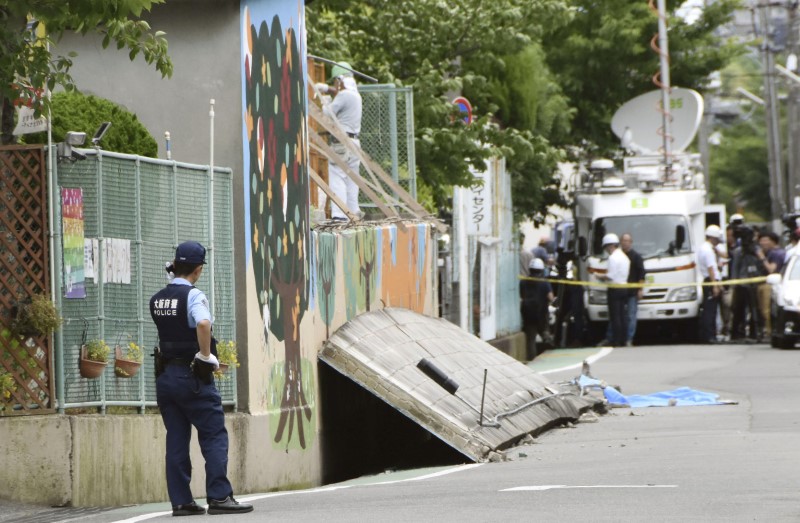 © Reuters. هيئة الإذاعة والتلفزيون: أنباء عن إصابة أكثر من 200 في زلزال اليابان