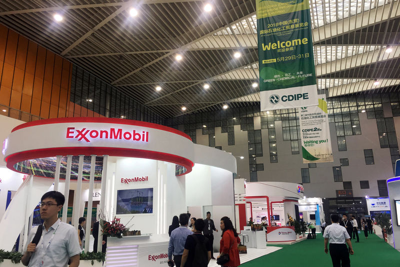 © Reuters. FILE PHOTO: Booth of U.S. major ExxonMobil is seen at the China (Dongying) International Petrochemical Trade Exhibition in Dongying