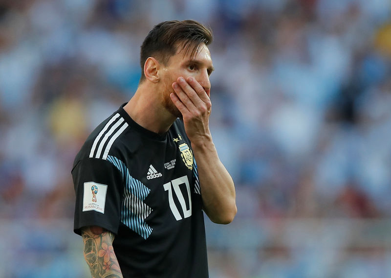 © Reuters. El seleccionado argentino Lionel Messi se lamenta durante el partido entre su selección y Dinamarca por el Grupo D del Mundial de Rusia 2018, Estadio Spartak, Moscú, Rusia