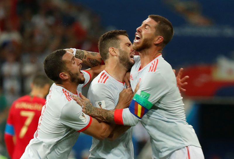 © Reuters. Los jugadores de la selección de España celebran un gol en el partido frente a Portugal por el Grupo B del Mundial de Rusia 2018, Estadio Fisht, Sochi, Rusia