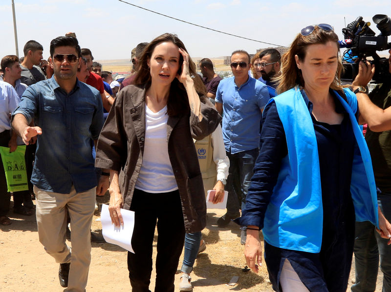 © Reuters. La enviada especial del ACNUR Angelina Jolie asiste a rueda de prensa tras visitar un campo de refugiados sirios en Irak