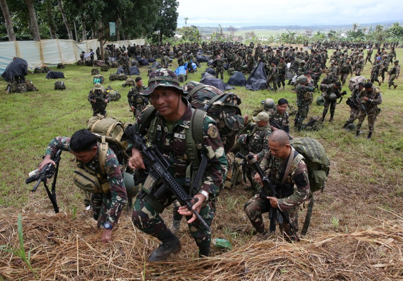 © Reuters. القوات الفلبينية تشتبك مع فلول جماعة إسلامية مهزومة