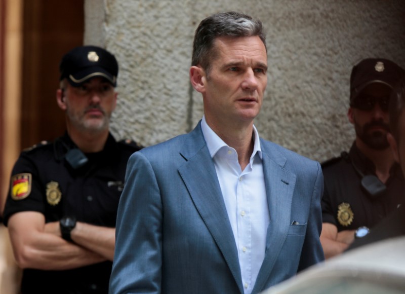 © Reuters. صهر ملك إسبانيا يسلم نفسه لتنفيذ عقوبة بالسجن