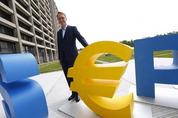 © Reuters. President of the German federal reserve (Deutsche Bundesbank) Weidmann poses next to an euro logo during an open day of the Bundesbank in Frankfurt