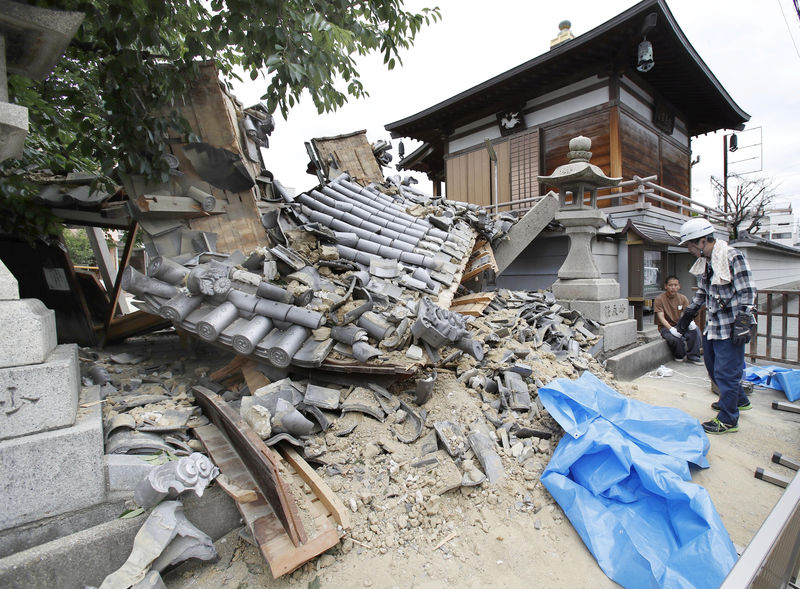 © Reuters. Templo afetado por terremoto é visto em Ibaraki, Osaka, no Japão