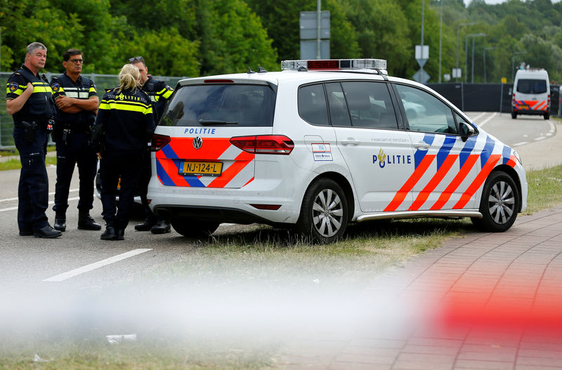 © Reuters. Policiais próximos do local de atropelamento em Landgraaf, na Holanda