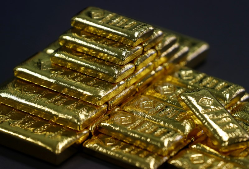 © Reuters. Золотые слитки на заводе Oegussa в Вене