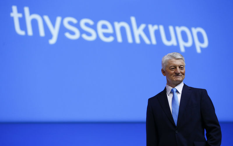 © Reuters. FILE PHOTO: ThyssenKrupp CEO Hiesinger poses on stage before the company's annual shareholders meeting in Bochum