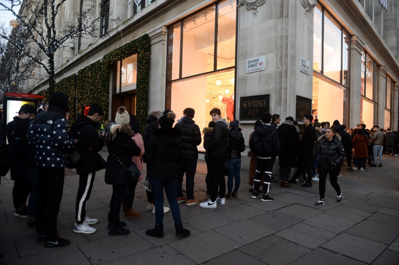 © Reuters. Shoppers queue for the Boxing Day sales at Selfridges in London