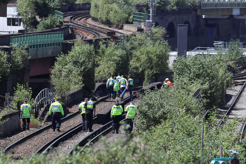 © Reuters. Policias em local onde foram encontrados três corpos em linha férrea no sul de Londres