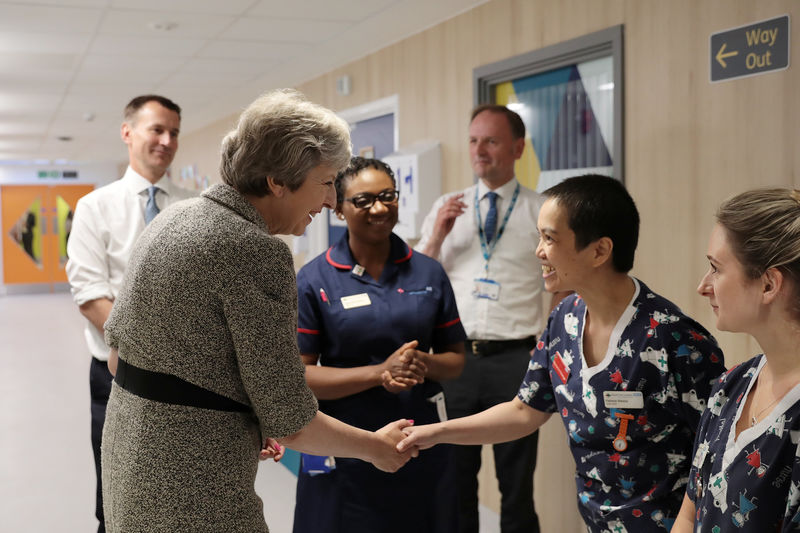 © Reuters. Britain's Prime Minister Theresa May and Secretary of State for Health and Social Care Jeremy Hunt visit the Royal Free Hospital in London