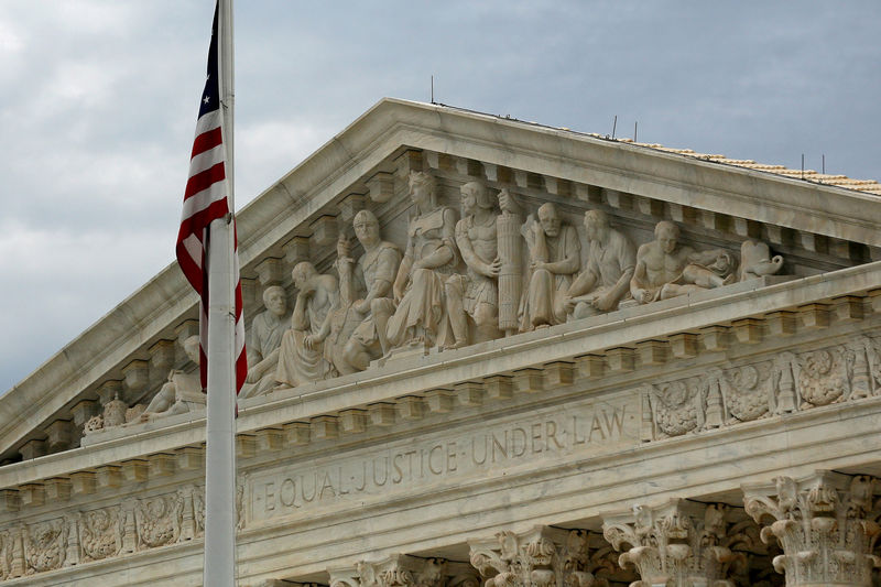 © Reuters. FILE PHOTO: A view of the U.S. Supreme Court building in Washington