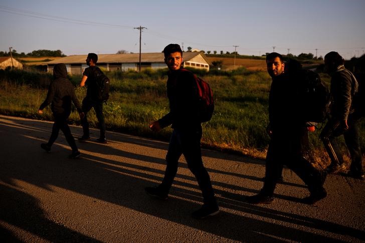 © Reuters. The Wider Image: Migrants trying to reach Greece visit an old route, the watery border river of Evros