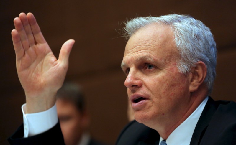 © Reuters. FILE PHOTO -  Azul Linhas Aereas Brasileiras S/A's Chief Executive and founder Neeleman, gestures as he speaks during a news conference in Sao Paulo