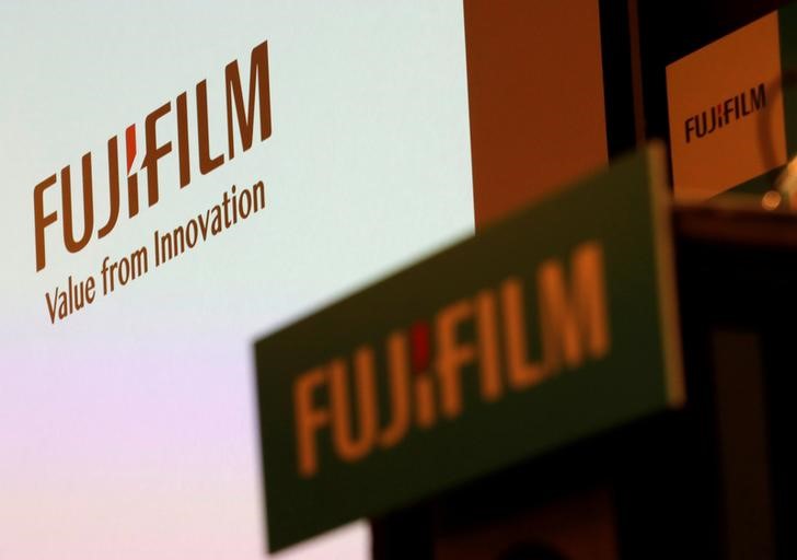 © Reuters. FILE PHOTO: Fujifilm Holdings' logos are pictured ahead of its news conference in Tokyo