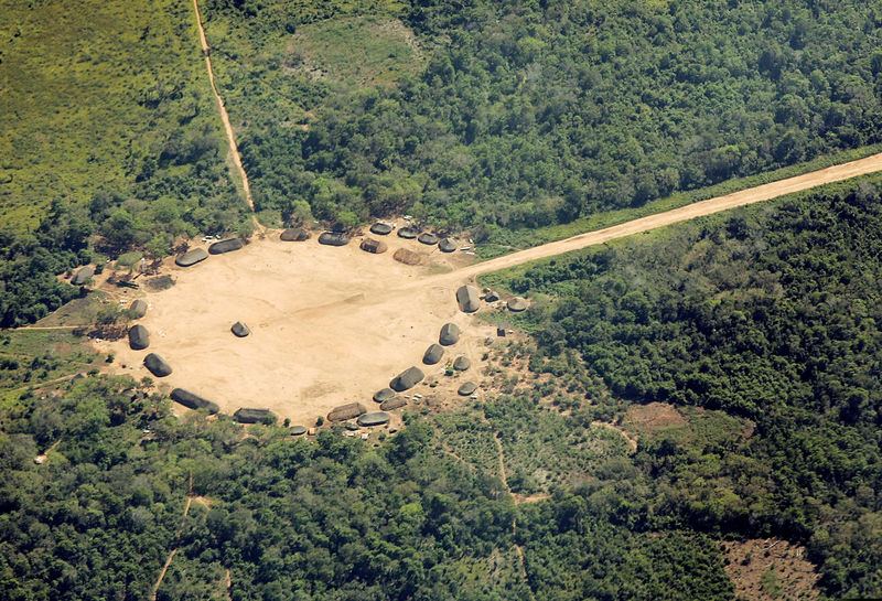 © Reuters. FILE PHOTO: A Xingu Indian village is seen in this aerial photo of the Amazon Basin.