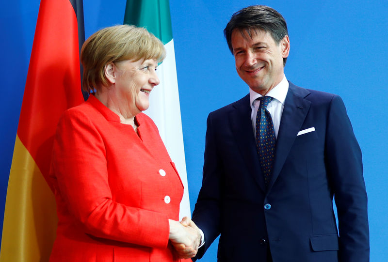 © Reuters. ميركل تقول ألمانيا ستدعم إيطاليا في مشكلة اللاجئين