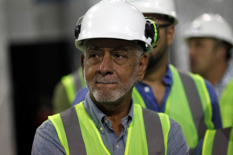 © Reuters. Ecuador's Minister of Hydrocarbons Carlos Perez visits the installations of Ecuador's hydroelectric power station Coca Codo Sinclair in Napo