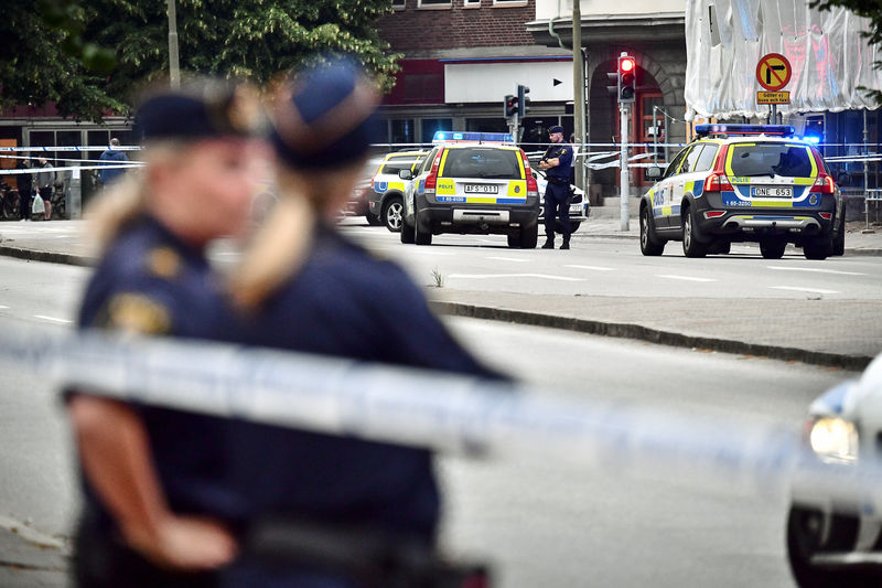 © Reuters. Policiais próximas a cordão de isolamento depois de tiroteio na regiao central de Malmo