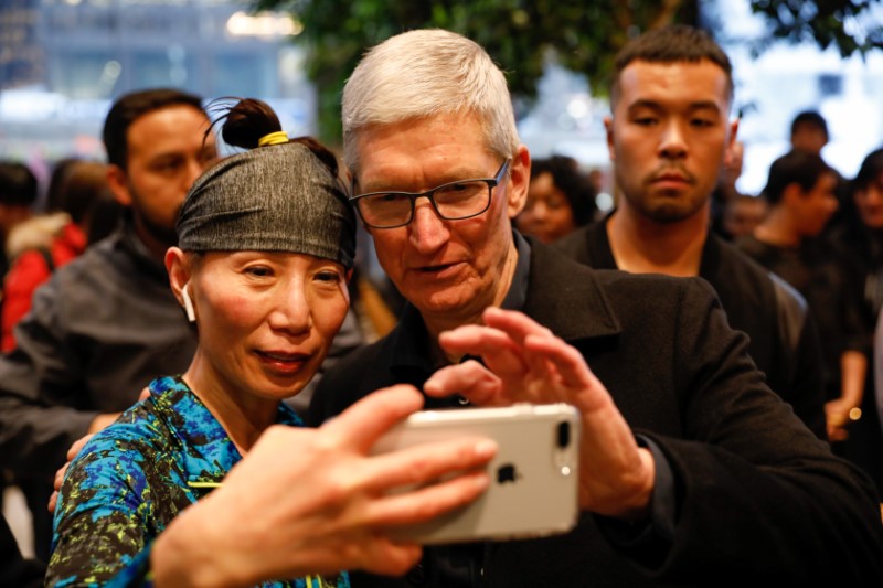 © Reuters. FILE PHOTO: Tim Cook, Chief Executive Officer of Apple Inc., visits the Apple Store in Chicago