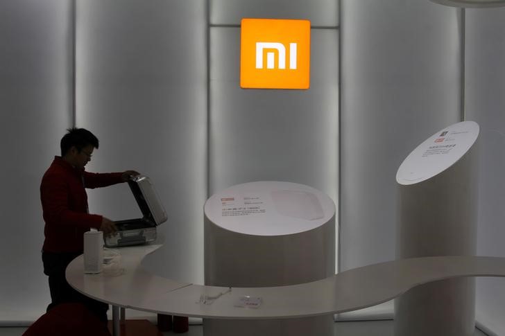 © Reuters. FILE PHOTO: Booth of Chinese smartphone maker Xiaomi is seen at an industrial design expo in Wuhan