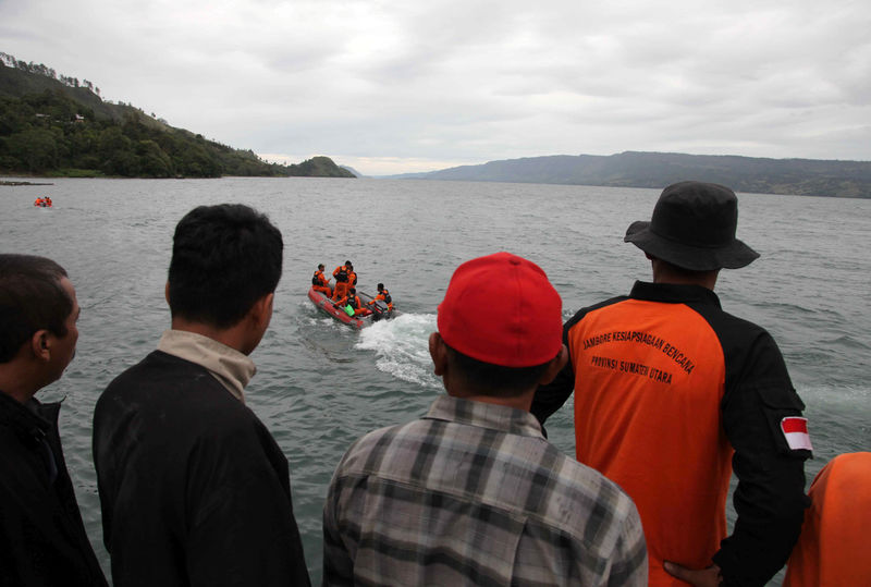 © Reuters. A search and rescue team heads out looking for missing passengers who were on a ferry that sank in Lake Toba