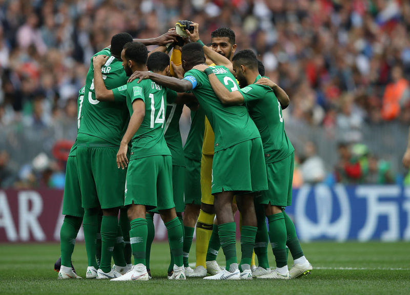 © Reuters. Los jugadores de la selección de fútbol de Arabia Saudita antes de enfrentar a Rusia por el grupo A de la Copa del Mundo de la FIFA en Moscú