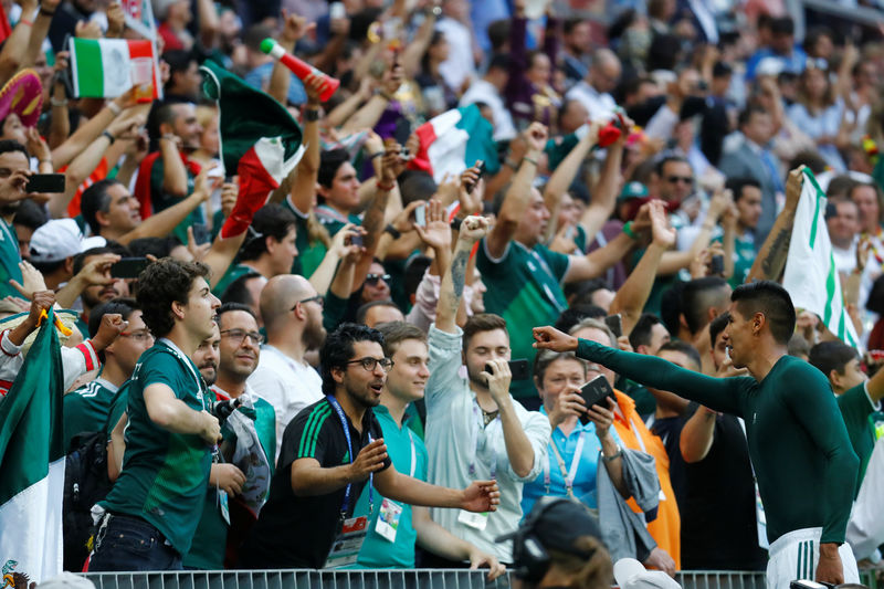 © Reuters. Hugo Ayala de México celebra con sus aficionados después de vencer a Alemania en el Mundial Rusia 2018, estadio Luzhniki, Moscú, Rusia