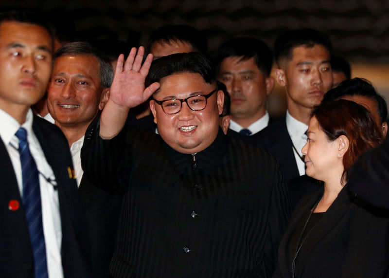 © Reuters. Foto de archivo: El líder de Corea del Norte, Kim Jong Un, visita el hotel Marina Bay Sands en Singapur