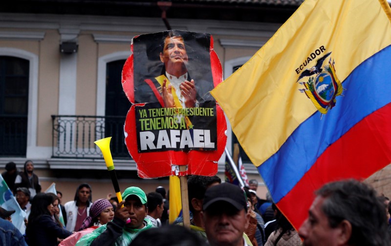 © Reuters. IMAGEN DE ARCHIVO. Manifestantes portan carteles en apoyo del expresidente ecuatoriano Rafael Correa, en Quito.