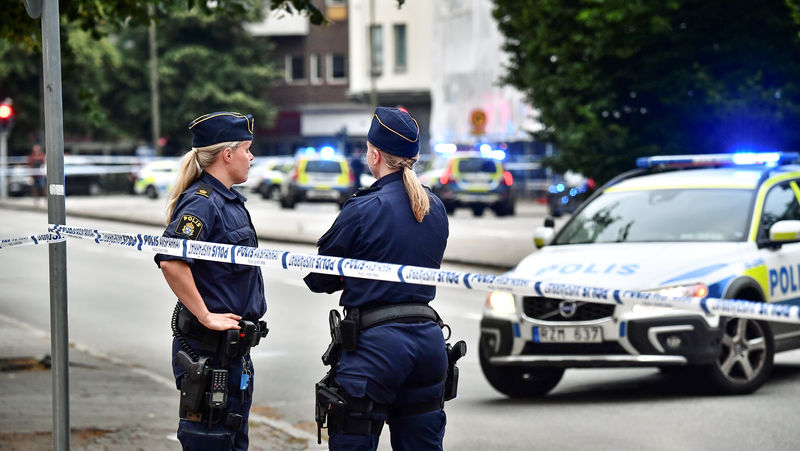 © Reuters. Imagen cedida a Reuters de unas policías vigilando la zona de un tiroteo en Malmö, Suecia