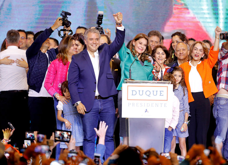 © Reuters. El candidato presidencial Ivan Duque celebra después de haber ganado las elecciones presidenciales en Bogotá, Colombia