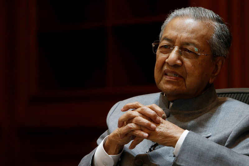 © Reuters. Malaysia's Prime Minister Mahathir Mohamad speaks during an interview with Reuters in Putrajaya