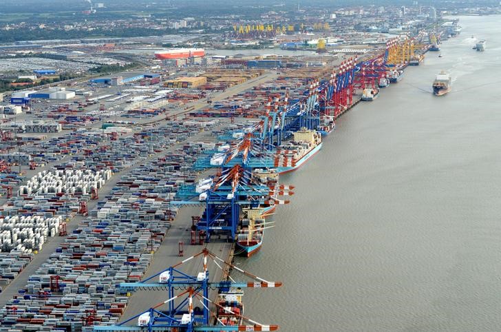 © Reuters. Shipping terminals and containers are pictured in the harbour of Bremerhaven