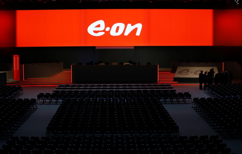 © Reuters. FILE PHOTO:  The empty stage for the board of German utility giant E.ON is seen before the annual shareholders meeting in Essen