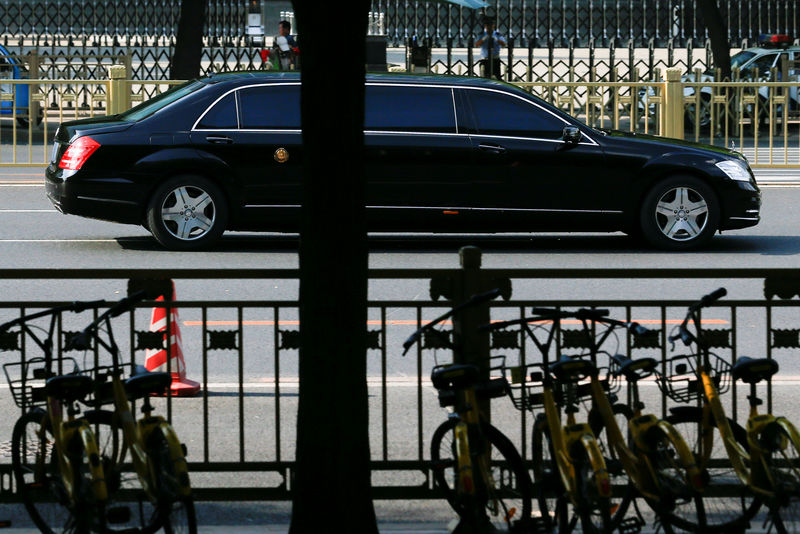 © Reuters. Carro que estaria levando líder norte-coreano, Kim Jong Un, é visto em Pequim