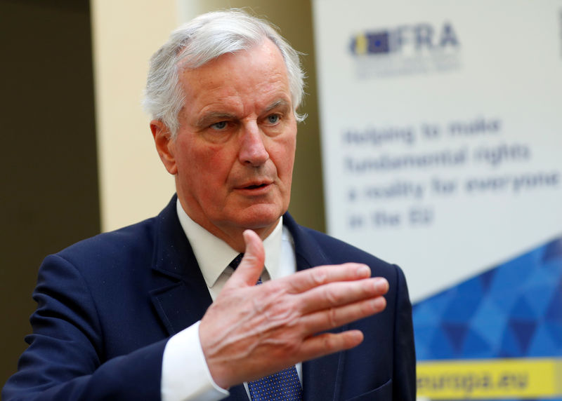 © Reuters. FILE PHOTO: EU's chief Brexit negotiator Barnier talks to journalists in Vienna
