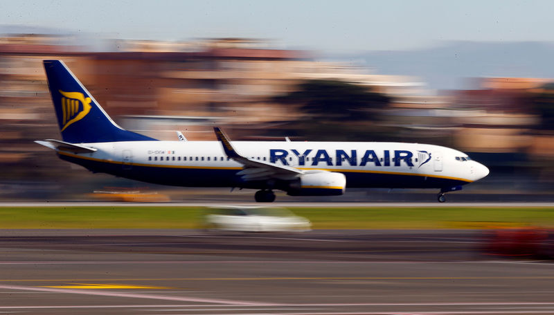 © Reuters. FILE PHOTO: A Ryanair aircraft lands at Ciampino Airport in Rome