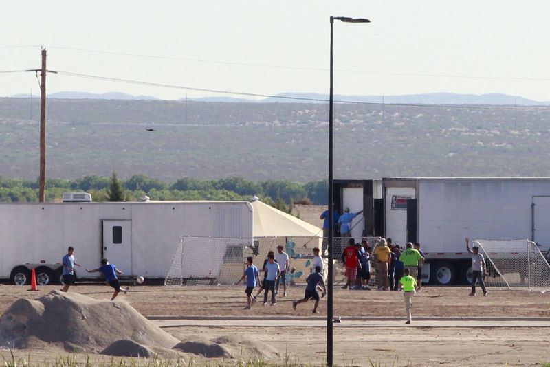 © Reuters. Filhos de imigrantes detidos jogam bola em acampamento montado pelo governo dos EUA na fronteira com o México