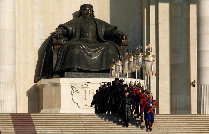 © Reuters. Рота почетного караула и сотрудники сил безопасности перед памятником Чингисхану во время церемонии празднования Дня национальной гордости Монголии