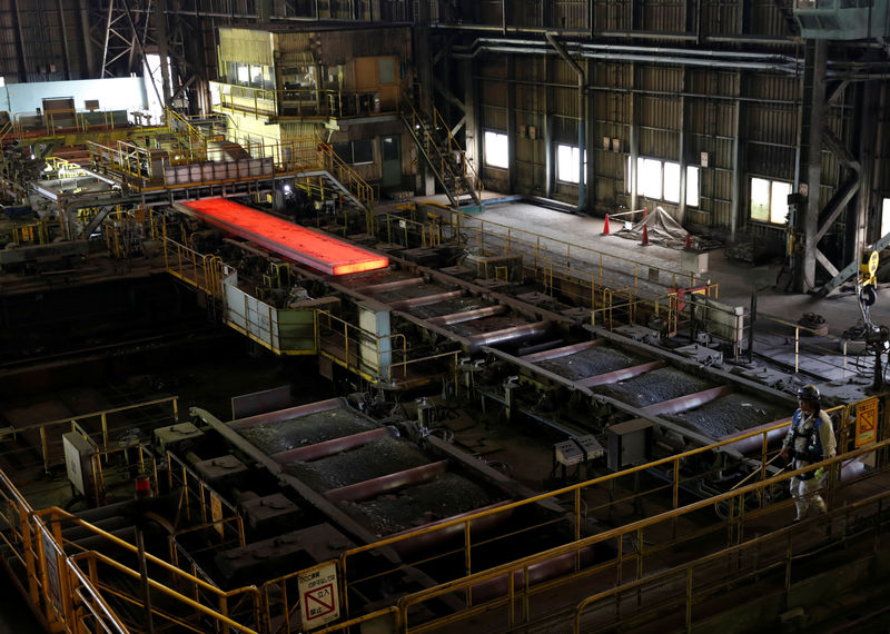 © Reuters. Linha de produção em fábrica de aço em Kimitsu, no Japão