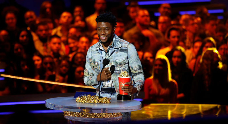 © Reuters. Ator Boseman recebe prêmio do MTV Movie & TV Awards