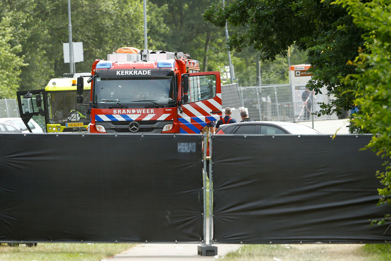 © Reuters. Caminhão dos bombeiros em local de atropelamento em Landgraaf, na Holanda